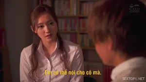 UMSO-483 Cô nhân viên bán hàng ngực bự ở cửa hàng cho thuê băng đĩa mà tôi thường tới đã chuyển đến ở ngay bên cạnh! ? "Anh là người luôn thuê phim khiêu dâm phải không?" Cô gái hỏi câu đó hóa ra lại là một con đĩ... TẬP 03