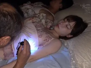 Em nhân viên bán hàng chạy deadline cuối năm bằng... sex