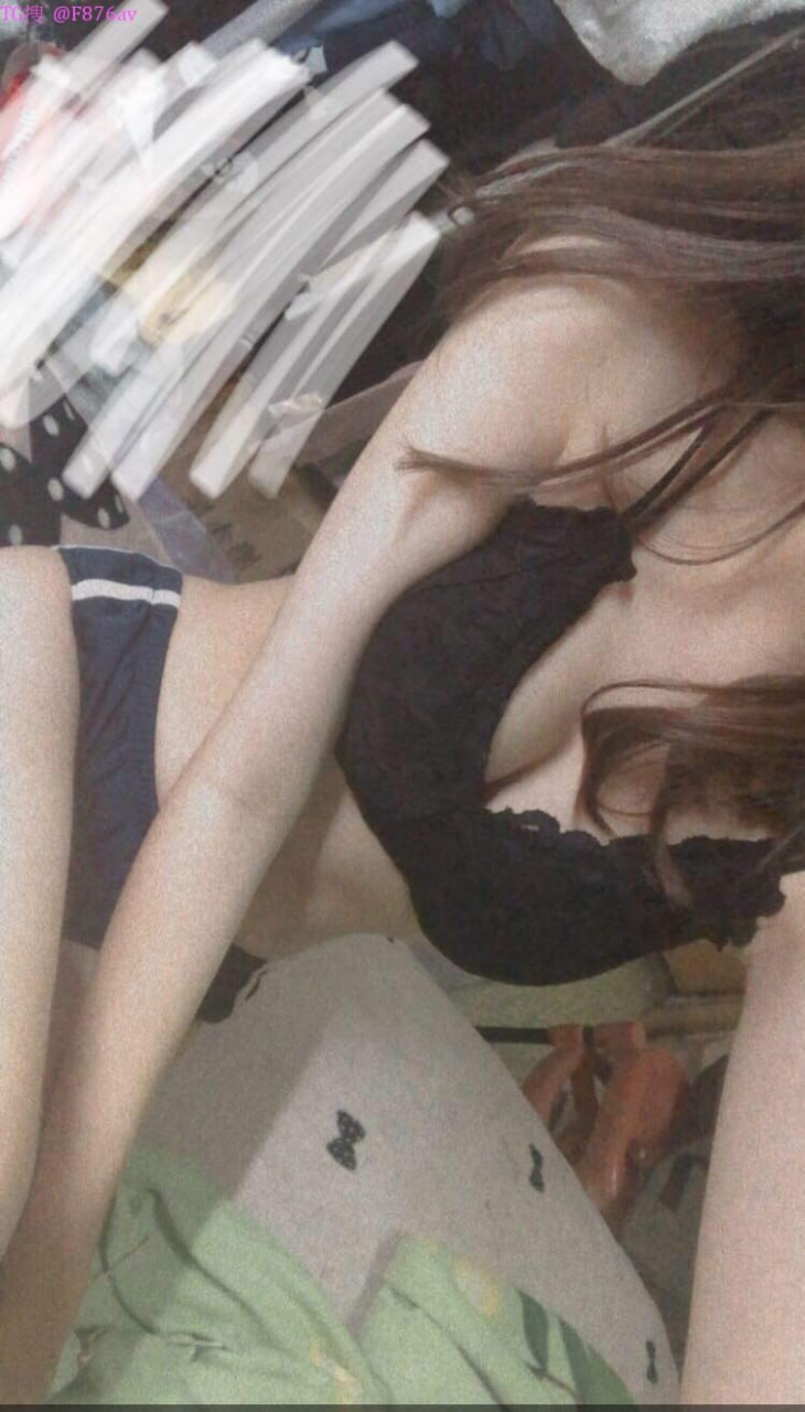 Cô gái trẻ làm tình ở văn phòng XXX XXX